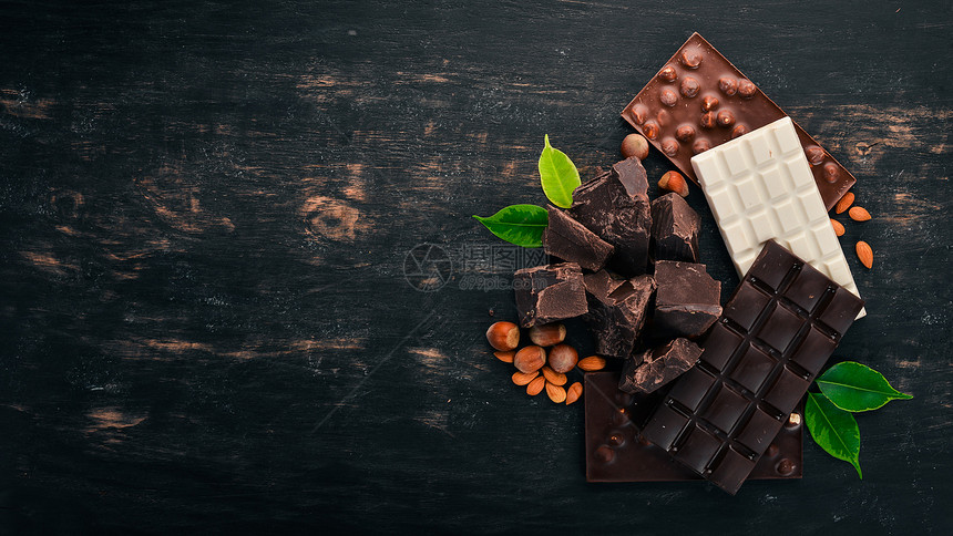 一组牛奶巧克力和黑色巧克力栗子图片
