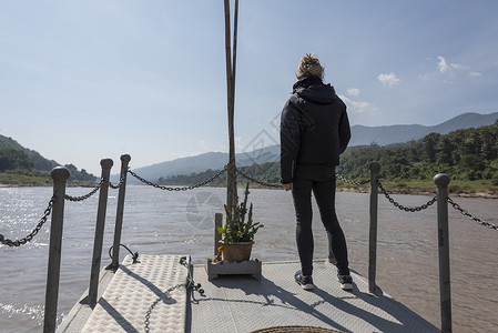老挝湄公河老挝河岸上站着的图片