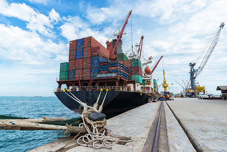 集装箱集装箱船在进出口和商业物流中通过起重机贸易港口航运拖船图片