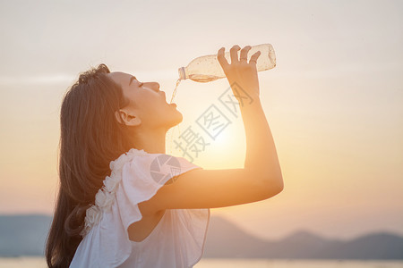 清晨从瓶子里喝水的漂亮图片