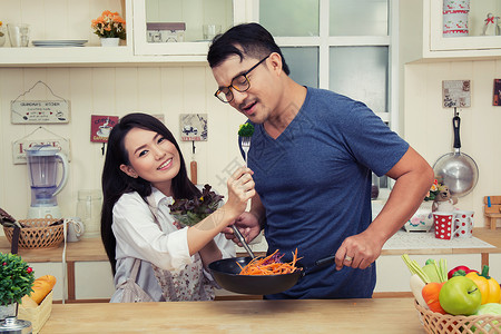 快乐的情侣吃蔬菜在图片