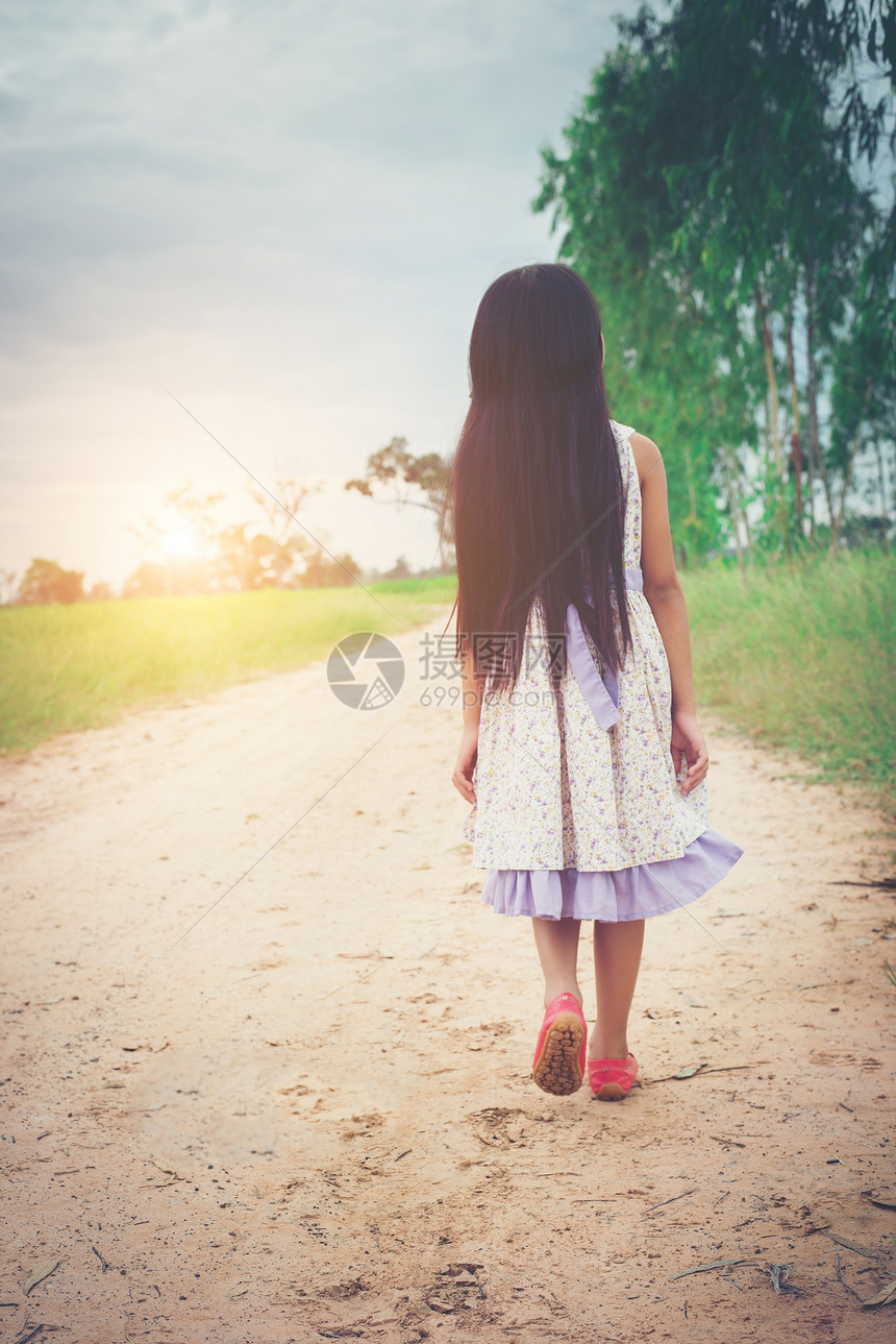 长发穿裙子的小女孩在农村路上从你身边走了出来图片