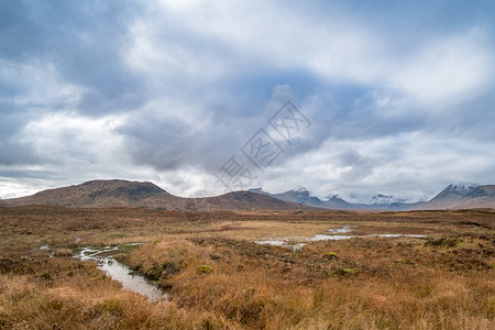 苏格兰高原山区森林和湖泊的风景观图片