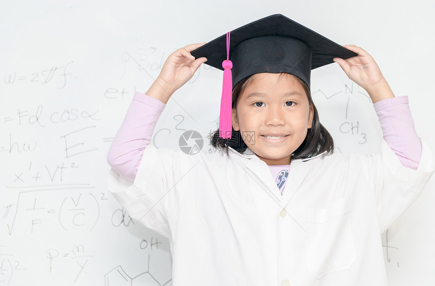 带着科学方程式科学与天文概念的白波纹上戴着毕业帽子微笑的年轻可爱的亚图片