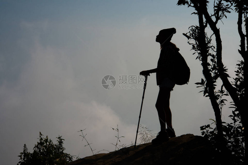 山顶上的徒步旅行者的剪影图片