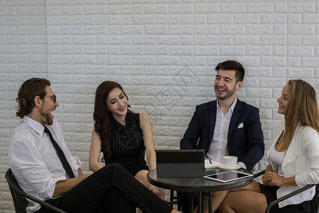 一群年轻的商业同事团队讨论公司工作概念在办公室业务图片