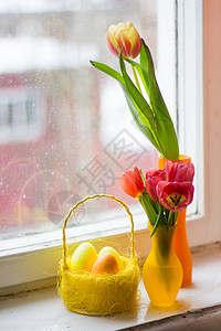 花瓶中的郁金香和篮图片