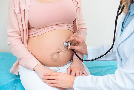 妇产科妇医生用听诊器监听孕妇胎儿的心跳图片