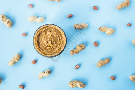 在花生中加一罐栗子糊贝壳和没有蓝色背景的花生Vegan产品图片