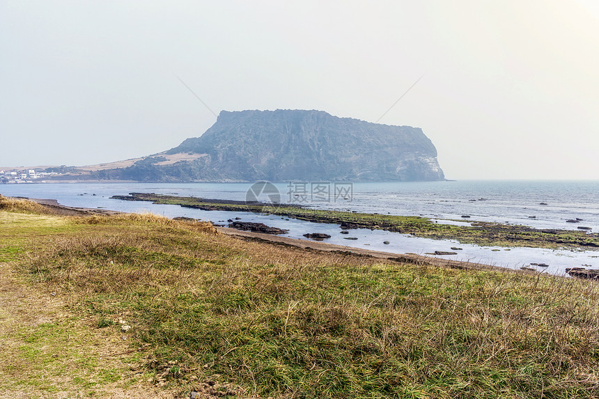 从gwangchigi海滩观看带有部分燕尾小径的长海边图片