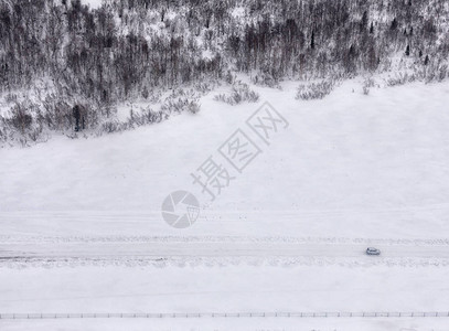 雪路上孤独的汽车图片