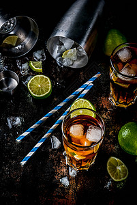 古巴自由长岛或冰茶鸡尾酒加烈酒可乐石灰和冰两杯玻璃深底背景复背景图片