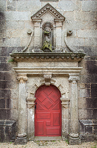 古老的红门和圣人雕塑图片