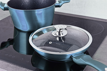 现代电磁炉上的煎锅和钢锅背景图片