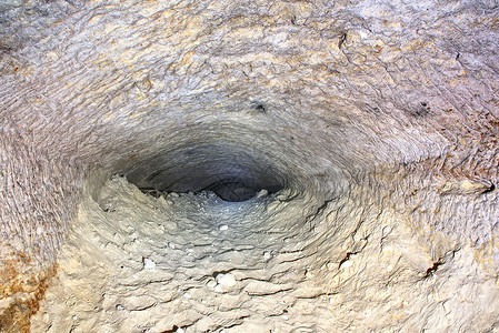 古老的砂岩水隧道图片