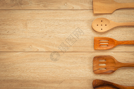 带复制空间的木桌上的木器或厨房用具图片