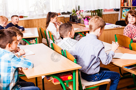 学生们坐在教室的书桌图片