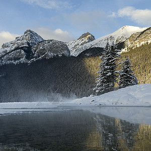 流与雪山路易斯湖班夫公园加图片