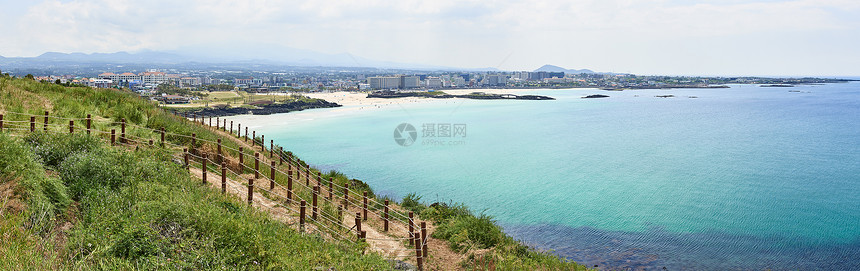 Hamdeok海滩以其清洁和淡蓝色水闻名图片