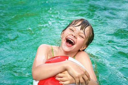 游泳池里有趣的小女孩夏日儿童户图片