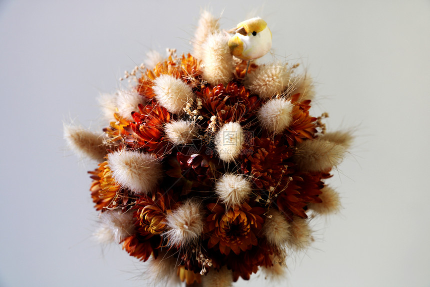 装饰花朵的装饰品和蜂巢的形图片