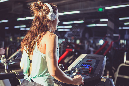 在跑步机有氧训练机和减肥的健身房里跑步图片