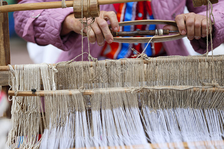 祖母在一台旧纺纱机后面工作旧纺车上的香料古代图片