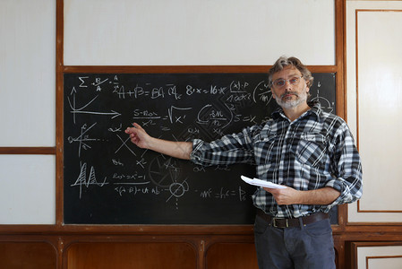 大学讲师在黑板上领导课公图片