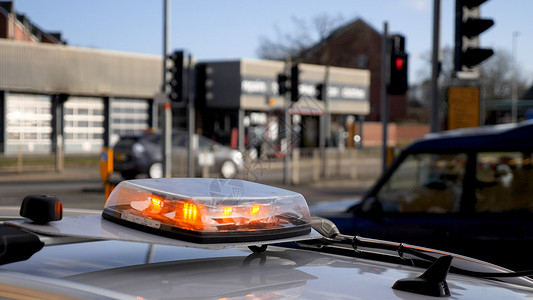 英国公路维修车顶上紧急灯塔闪烁器的中图片