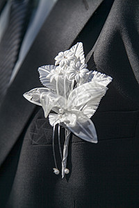 新郎和领带西装上的婚礼胸花图片
