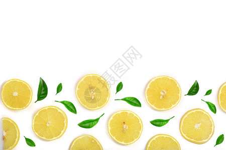 切片柠檬装饰的绿色叶子与白色背景隔绝图片