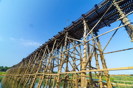 泰国Sangklaburi的长木桥图片