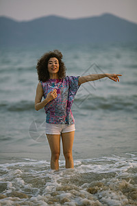 年轻混血女子在海边走动图片
