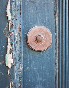 木墙上的旧前门铃图片
