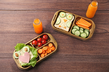学校午餐盒装在棕图片