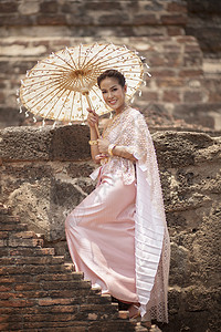 穿着Tridaton服装风格的美丽亚洲女图片