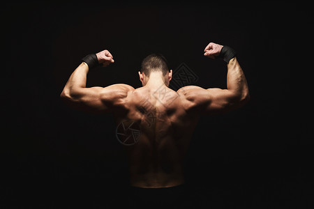 无法辨认的人体健美建筑师显示手和背部肌肉强壮图片