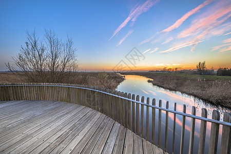 荷兰格罗宁根Onlanden自然保护区内涝区桥梁木板阳台图片