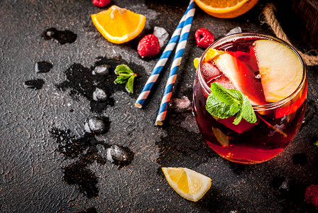 夏季冷鸡尾酒水果和浆果红葡萄酒桑格利亚汽酒配苹果柠檬橙子和覆盆子图片