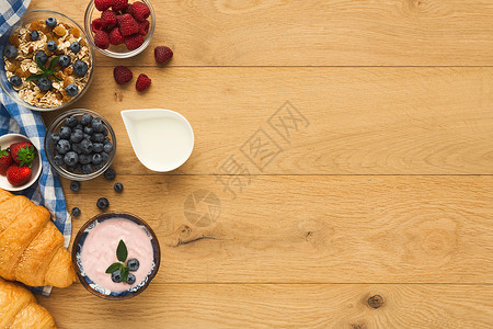 法式硬皮羊角面包麦片酸奶甜浆果和牛奶罐图片