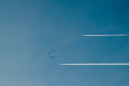 两架飞机在蓝天飞过敌机图片