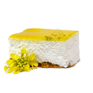 白孤立背景的奶油柠檬慕斯芝士蛋糕片图片