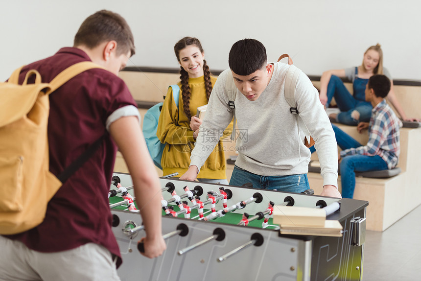 高中学生在学校走廊玩桌球的中学生人图片