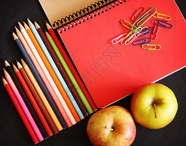 用彩色铅笔和苹果写生的素描本图片