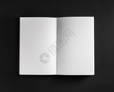 书本笔记本或印有黑纸背景空白页的小册背景图片