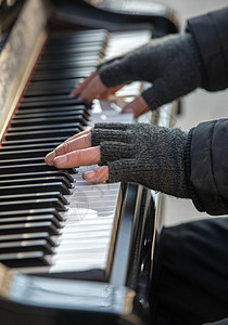 钢琴家在冬天在背景图片