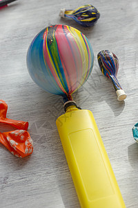 黄色泵在白桌上给气球充气图片