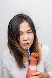 健康妇女饮草莓凉水白底鲜水图片
