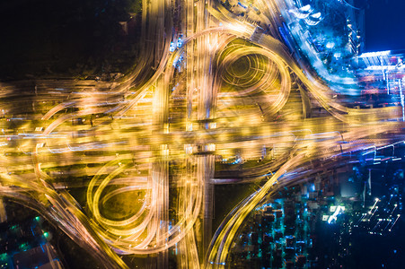 夜间交通叉城市公路由无人驾驶飞机从空中图片