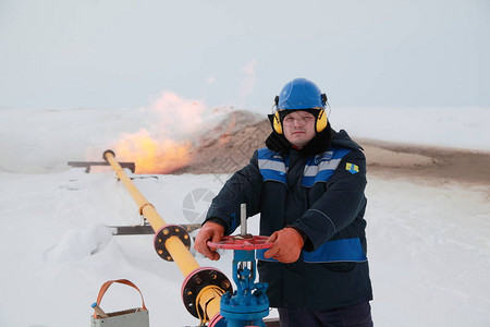 技术操作员天然气生产煤气井图片